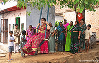 हरियाली तीज के अवसर पर झूला झूलती महिलाएँ