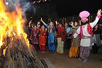 लोहड़ी का त्योहार मनाते लोग