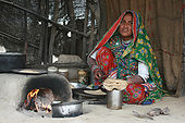 खाना बनाती ग्रामीण महिला, गुजरात