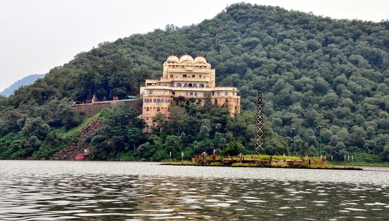 चित्र:Silised-lake-1.JPG