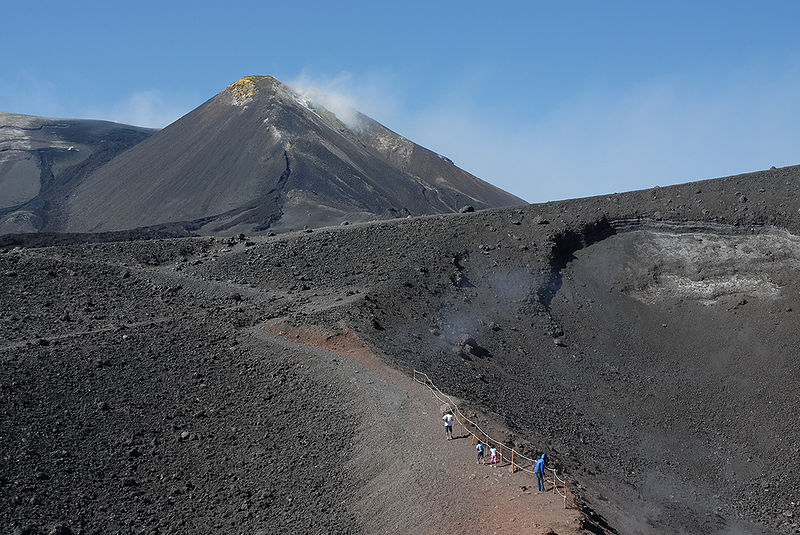 चित्र:Active-Volcano.jpg